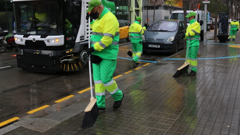 09/03/2022 - Treballadors del servei de neteja al barri del Poblenou de Barcelona.