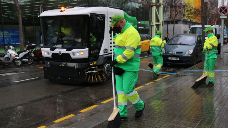09/03/2022 - Treballadors del servei de neteja al barri del Poblenou de Barcelona.