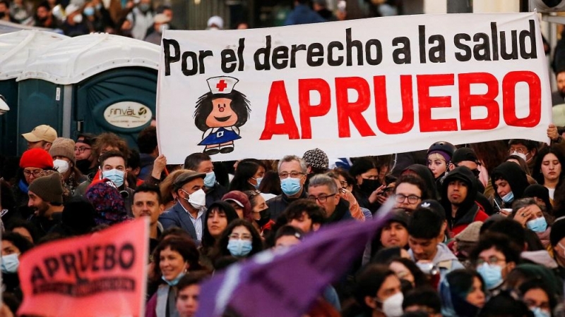 ºManifestantes por el 'apruebo' en un acto en Valparaíso (Chile) este jueves, 1 de septiembre de 2022.