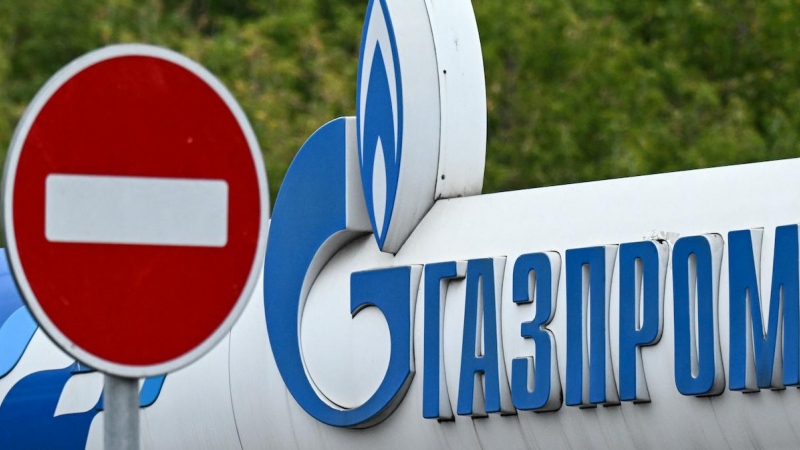 Fotografía de archivo tomada el 1 de septiembre de 2022 en la que se puede ver un logotipo del gigante energético ruso Gazprom en una gasolinera en Moscú.