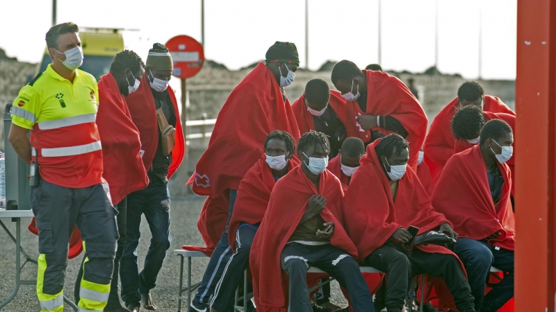 un grupo de personas rescatadas por Salvamento Marítimo cerca de la isla de Lanzarote (Canarias), el 30 de agosto.