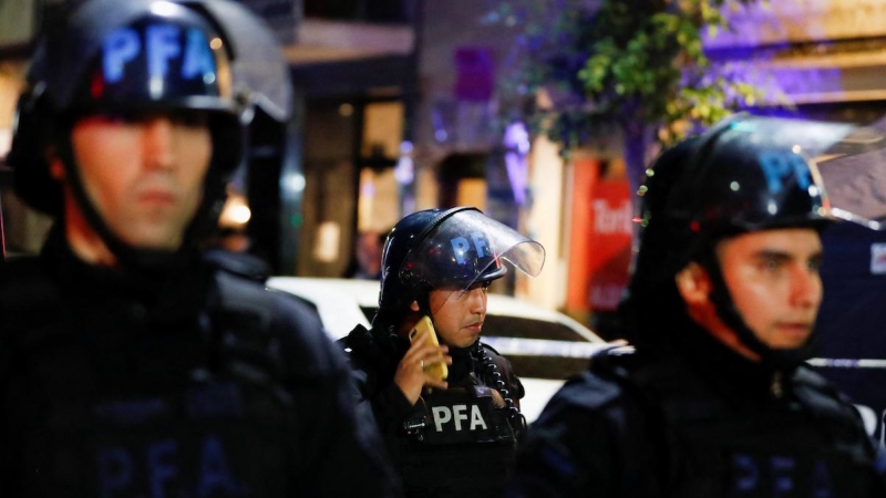 Agentes de la Policía hacen guardia frente a la casa de la vicepresidenta de Argentina, Cristina Fernández de Kirchner, a 1 de septiembre de 2022.