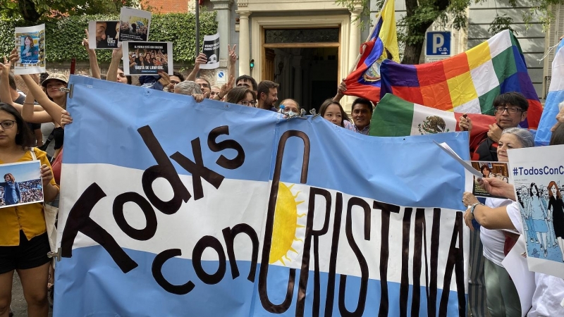 Manifestantes frente a la Embajada de Argentina en España para mostrar su solidaridad con la vicepresidenta, Cristina Fernández de Kirchner, en Madrid, a 2 de septiembre de 2022.
