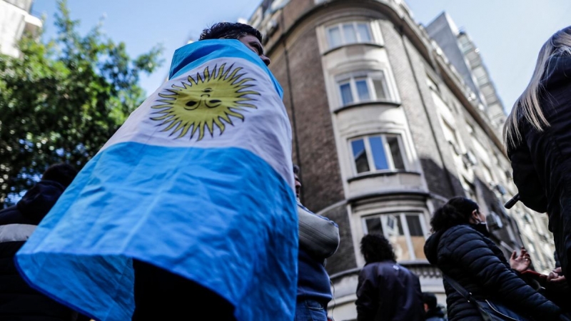 Simpatizantes se reúnen frente a policías que custodian el acceso a la residencia de la vicepresidenta argentina, Cristina Fernández, a 2 de septiembre de 2022, en Buenos Aires.