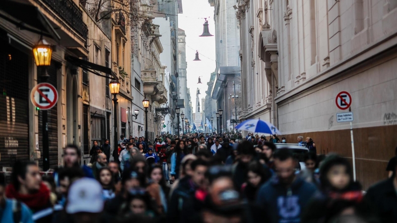 02/09/2022-Miles de personas se manifiestan hoy en apoyo a la vicepresidenta argentina Cristina Fernández de Kirchner tras el atentado en su contra, cerca a la Plaza de Mayo en Buenos Aires (Argentina)