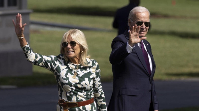 02/09/2022-El presidente estadounidense Joe Biden (derecha) y la primera dama Jill Biden (izquierda) caminan por el jardín sur para salir de la Casa Blanca en el Marine One, en Washington, DC, Estados Unidos, el 2 de septiembre de 2022. El presidente Bide