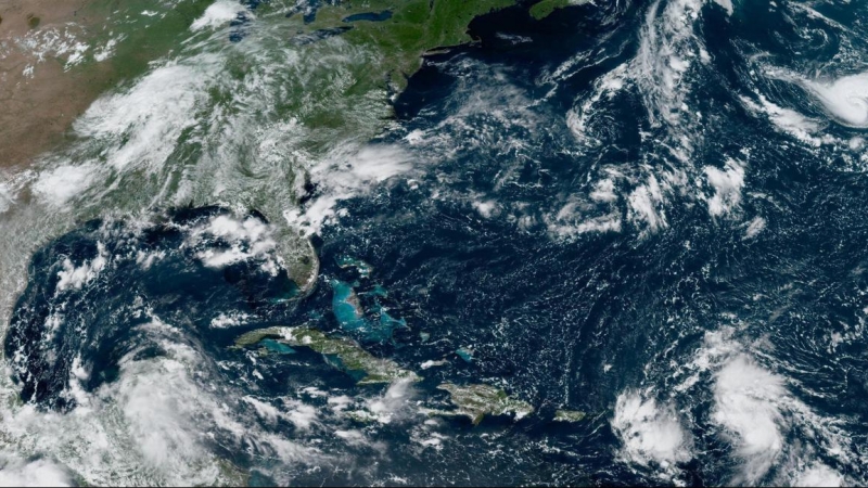 2/9/22 Imagen satelital cedida hoy por la Oficina Nacional de Administración Oceánica y Atmosférica de Estados Unidos (NOAA), a través del Centro Nacional de Huracanes (NHC), donde se muestra la localización del huracán Danielle en el Atlántico