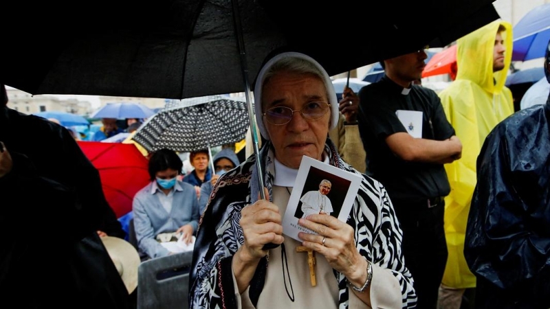 04/09/2022 Una monja sostiene una imagen del papa Juan Pablo I durante su beatificación, en la Plaza de la Pedro, en el Vaticano