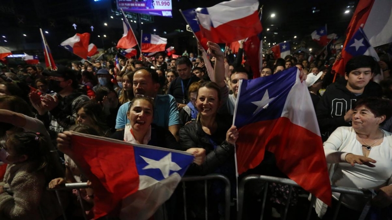 Manifestantes de la opción 'rechazo' celebran este domingo 4 de septiembre de 2022 el resultado del plebiscito constitucional, en Santiago de Chile.