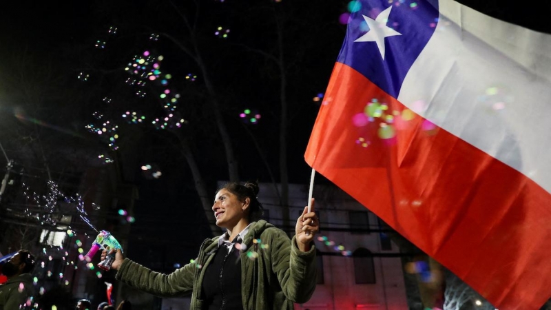 Un partidario de la opción de 'rechazo' reacciona a los resultados del referéndum sobre una nueva constitución chilena, a 4 de septiembre de 2022 en Santiago de Chile.