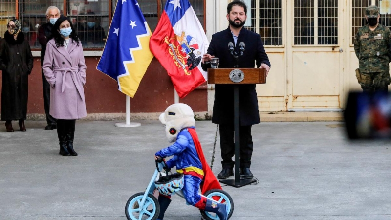 El presidente de Chile, Gabriel Boric, habla con los medios de comunicación después de votar durante un referéndum sobre una nueva constitución chilena, en Punta Arenas, Chile, el 4 de septiembre de 2022.