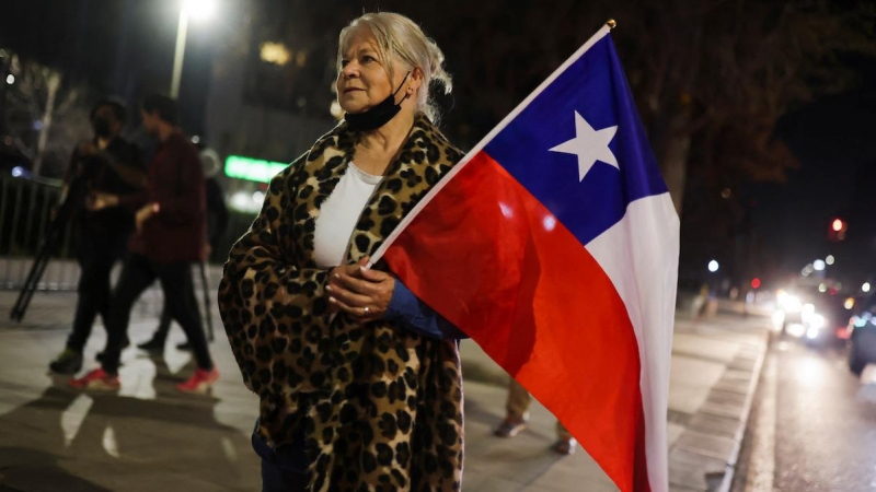 Un partidario de la opción 'Rechazo' reacciona a los primeros resultados del referéndum sobre una nueva constitución chilena en Santiago, Chile, el 4 de septiembre de 2022.