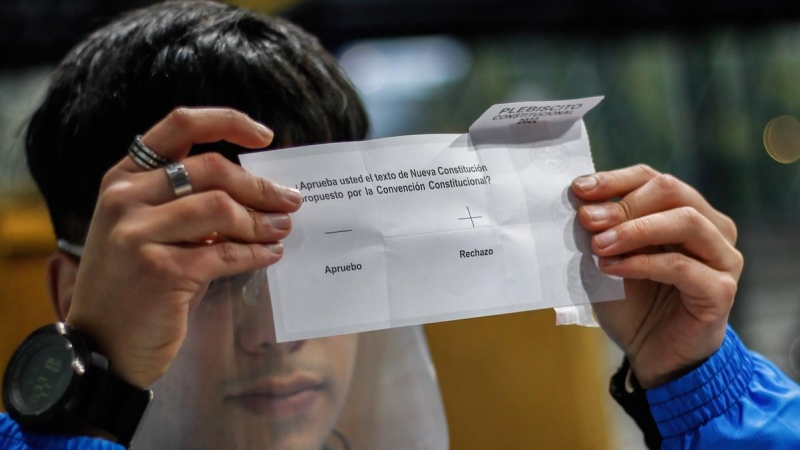 Un funcionario electoral muestra un voto negativo durante el referéndum sobre la nueva Constitución de Chile de 2022, a 04 de septiembre de 2022, Chile, Valparaíso.