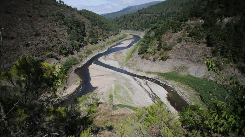 Recorrido del embalse de Grandas de Salime con poco caudal, a 26 de agosto de 2022, en Negueira de Muñiz, Lugo, Galicia.