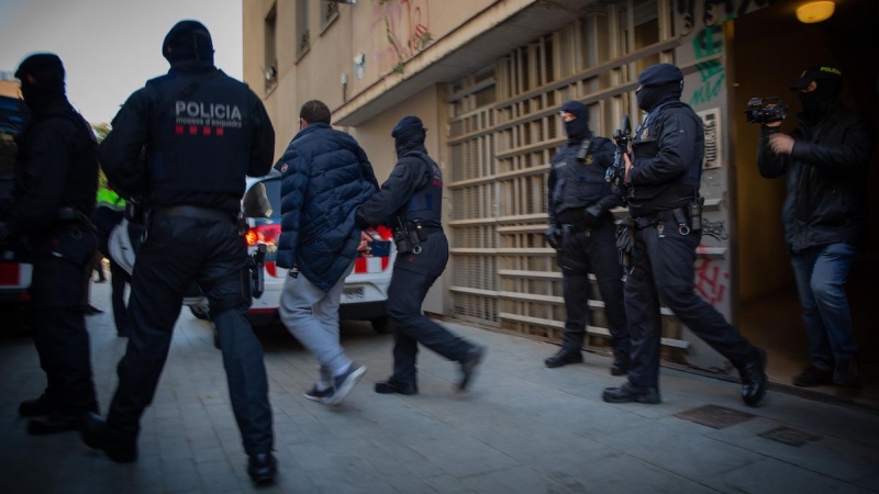 Imagen de archivo de los Mossos llevándose detenido a un hombre durante la operación contra el yihadismo en el centro de Barcelona, a 15 de enero de 2019.