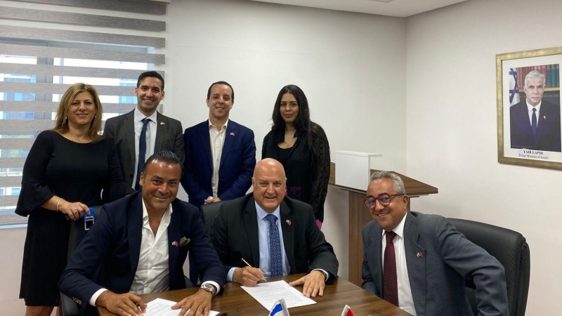 David Govrin firma el contrato para la construcción de la sede de la embajada permanente de Israel en Marruecos, rodeado de los ingenieros y el equipo de la constructora marroquí.