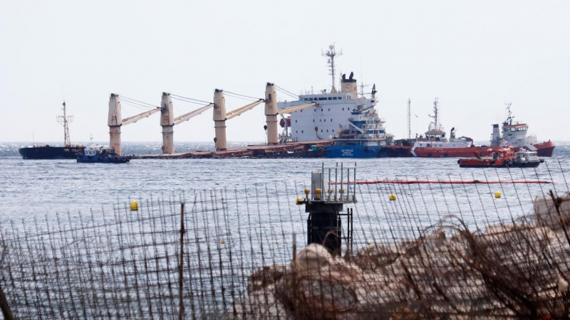 03/09/2022-Vista del buque 'OS35', varado al Este de Gibraltar tras la colisión que sufrió el lunes, este 3 de septiembre en La Línea de la Concepción (Cádiz)