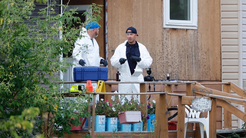 Investigadores forenses analizan las escenas del crimen tras la masacre cometida por dos hombres en una reserva indígena en Weldon (Saskatchewan, Canadá) este 5 de septiembre de 2022.