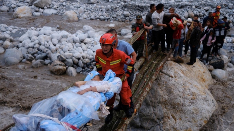 5/9/22 Equipos de rescate trasladan a una persona herida por el terremoto, en la aldea de Qinggangping (China), a 5 de septiembre de 2022.