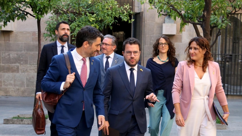 El president del Govern, Pere Aragonès, es dirigeix a la primera reunió del consell executiu després de vacances, acompanyat de la consellera de Presidència, Laura Vilagrà, i del vicepresident, Jordi Puigneró.