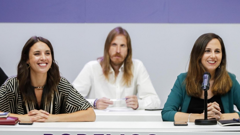 Las ministras de Igualdad, Irene Montero (i) y de Derechos Sociales y Agenda 2030, Ione Belarra, durante la reunión del Consejo de Coordinación de Podemos celebrada el 29 de agosto de 2022.