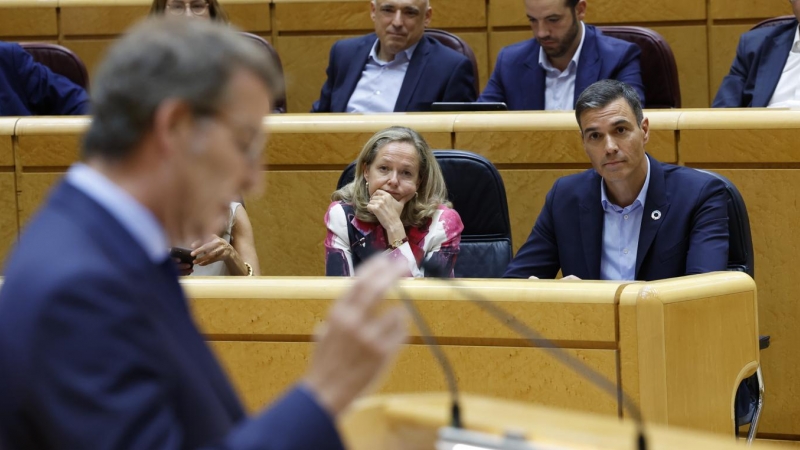 06/09/2022.- El presidente del Gobierno, Pedro Sánchez (d), y la vicepresidenta primera y ministra de Asuntos Económicos y Transformación Digital, Nadia Calviño (c), escuchan la intervención del líder del PP, Alberto Núñez Feijóo (i), durante el pleno del