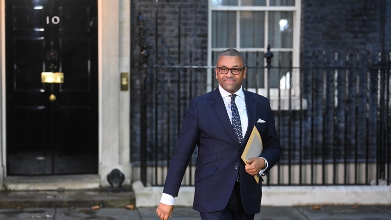 El nuevo ministro de Exteriores británico, James Cleverly, sale de Downing Street tras despachar con Liz Truss este 6 de septiembre de 2022.