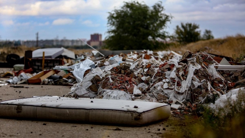 Escombros amontonados en el vertedero ilegal de Leganés junto a la M-40, en Leganés, Madrid.
