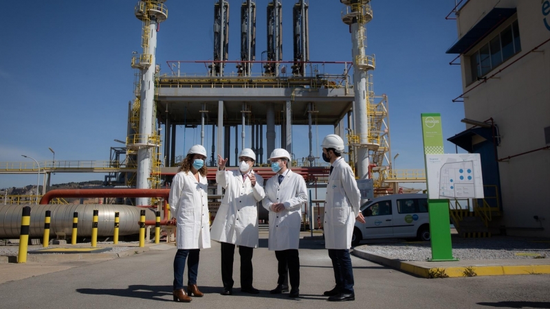 La directora general de Energía de la Generalitat, Assumpta Farran y el presidente de Enagás, Antonio Llardén junto al president de la Generalitat, Pere Aragonès durante la visita a la planta de regasificación de Enagás de Barcelona, en el Puerto de Barce