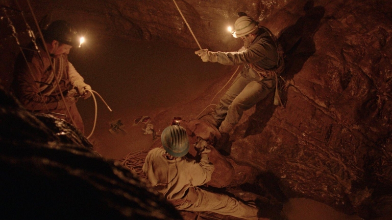 07/09/2022. El equipo de la película dentro de la cueva.