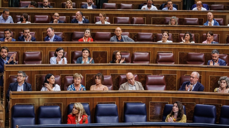 25/08/2022-La vicepresidenta segunda y ministra de Trabajo y Economía Social, Yolanda Díaz (i) y la ministra de Justicia, Pilar Llop (d), aplauden durante una sesión plenaria, en el Congreso de los Diputados, a 25 de agosto de 2022, en Madrid