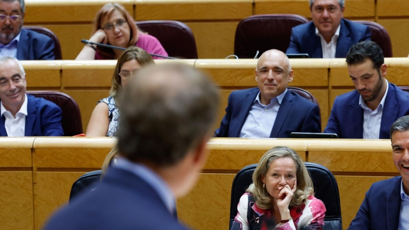 El presidente del Gobierno, Pedro Sánchez (d), y la vicepresidenta primera y ministra de Asuntos Económicos y Transformación Digital, Nadia Calviño (c), escuchan la intervención del líder del PP, Alberto Núñez Feijóo (i), durante el pleno del Senado cele