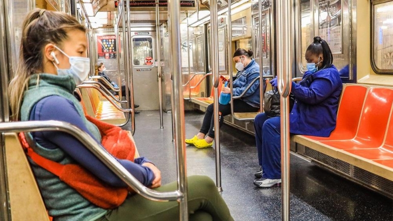 07/09/2022. Neoyorquinos hacen uso del metro, cuando la obligación de llevar mascarilla aun estaba vigente, a 18 mayo de 2020.
