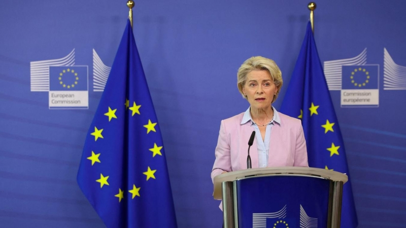 La presidenta de la Comisión Europea, Ursula von der Leyen, durante su comparecencia para explicar las medidas que propone el Ejecutivo comunitario para hacer frente a la crisis energética. REUTERS/Johanna Geron