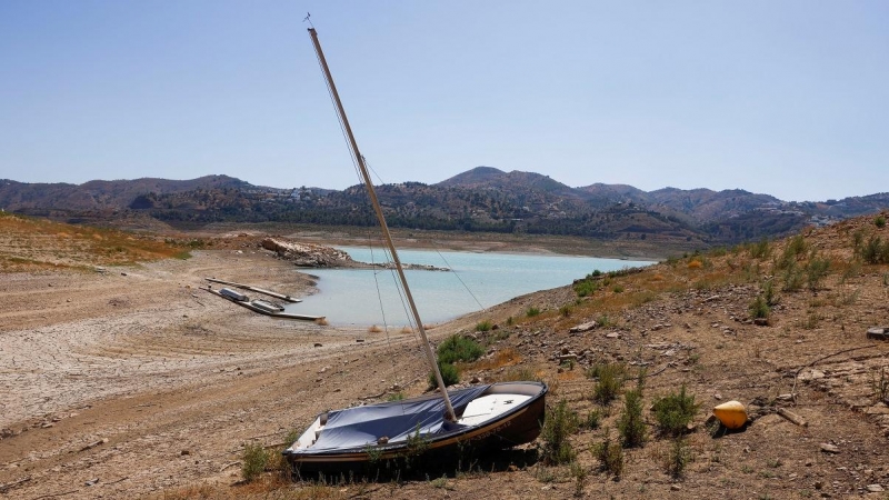 Un barco se sienta cerca del suelo agrietado del embalse de la Viñuela durante una sequía severa en la Viñuela, cerca de Málaga, sur de España 8 de agosto de 2022.