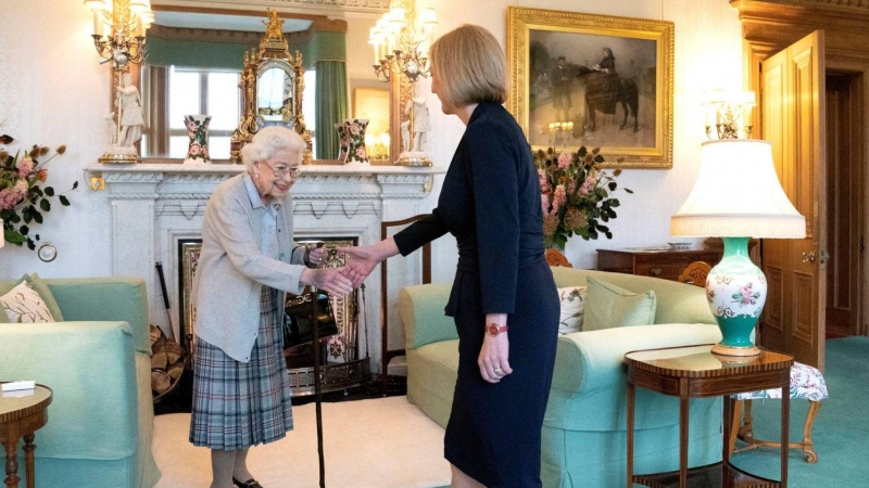 La reina Isabel II saluda a la nueva primera ministra de Reino Unido, Liz Truss, este 6 de septiembre de 2022 en el palacio de Balmoral.