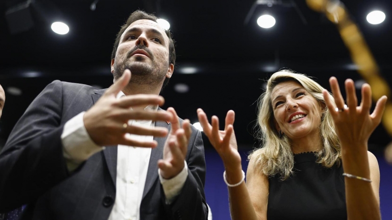 La vicepresidenta segunda y ministra de Trabajo y Economía Social, Yolanda Díaz, y el ministro de Consumo, Alberto Garzón, conversan con los medios tras la reunión celebrada con el director ejecutivo de Carrefour