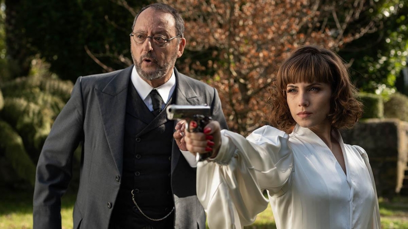 Aura Garrido y Jean Reno en una secuencia de la serie 'Un asunto privado'