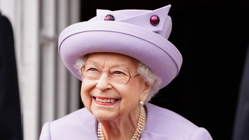28/06/2022-La Reina Isabel II asiste a un desfile de acto de lealtad de las fuerzas armadas en los jardines del Palacio de Holyroodhouse con motivo de su jubileo de platino en Escocia el 28 de junio.