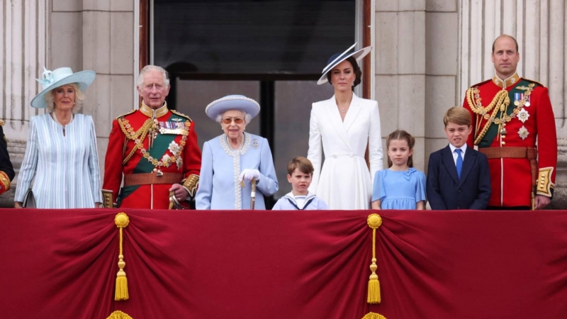 La reina Isabel II de Inglaterra, durante su Jubileo de Platino, junto a su hijo el príncipe Carlos, su esposa Camilia, el príncipe Guillermo, su esposa Catalina y sus tres hijos el 2 de junio de 2022.