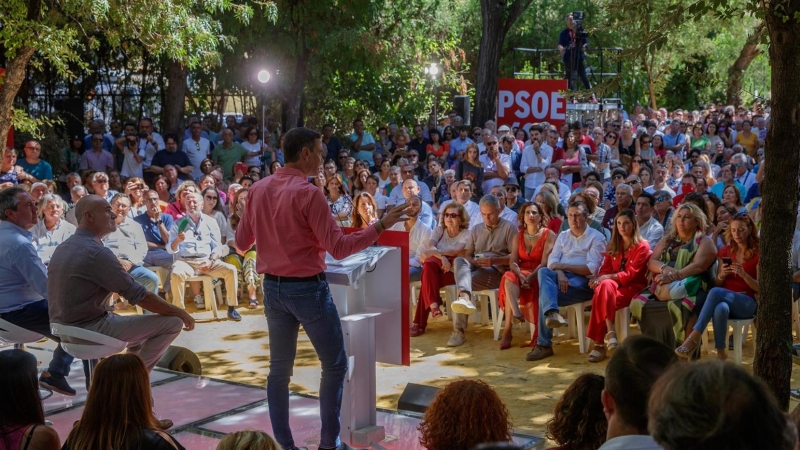 El secretario general del PSOE y presidente del Gobierno, Pedro Sánchez, se dirige a los vecinos del sevillano barrio de Pino Montano en el primer acto de la campaña 'El Gobierno de la Gente', que se celebró en Sevilla.