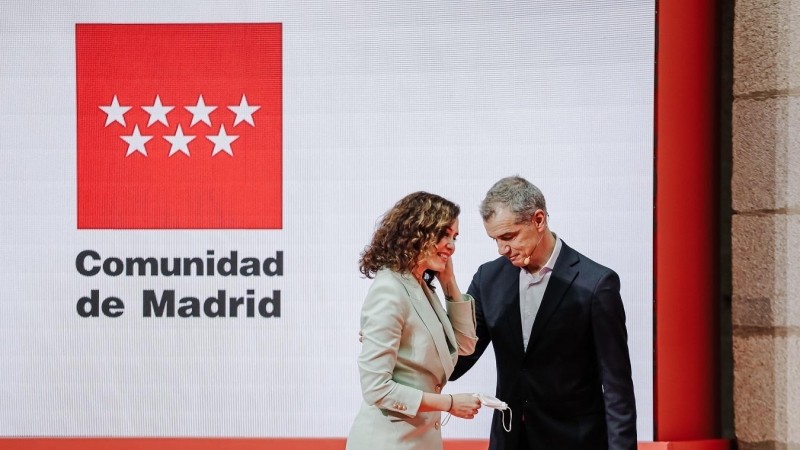 La presidenta de la Comunidad de Madrid, Isabel Díaz Ayuso, con el director de la Oficina del Español, Toni Cantó, en un acto en la Real Casa de Correos (la sede del gobierno regional) el pasado marzo. E.P./Carlos Luján