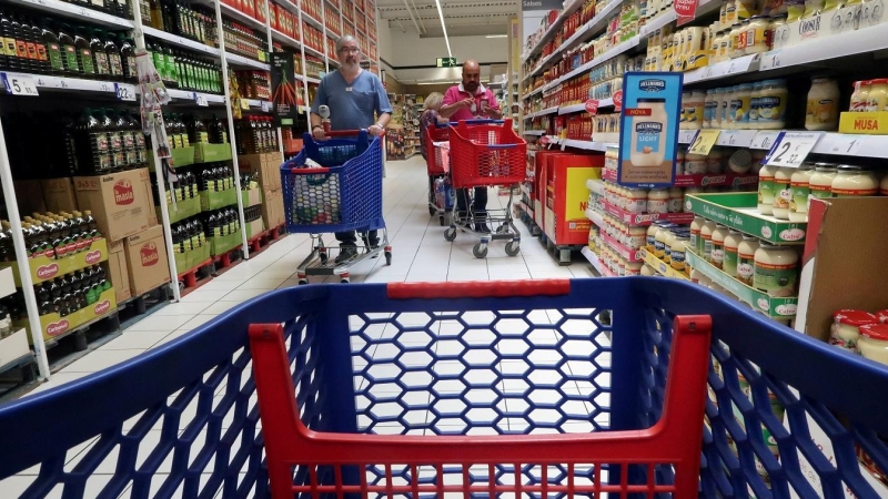 Un carrito de la compra en un supermercado de Carrefour en Cabrera de Mar, cerca de Barcelona. REUTERS/Albert Gea