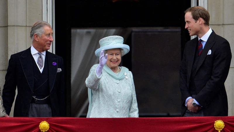 Fotografía de junio 2012 del entonces Principe Carlos con su madre la reina Isabell II y su hijo Guillermo, en el balcón del Palacio de Buckingham, en Londres. REUTERS/Toby Melville