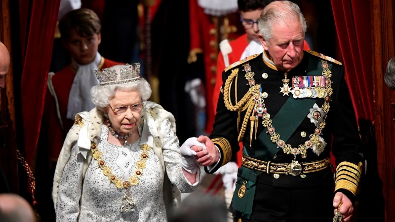 La reina Isabel II y el entonces príncipe de Gales llega a la ceremonia de apertura del Parlamento, en octubre de 2019, en Londres. REUTERS/Toby Melville/Pool