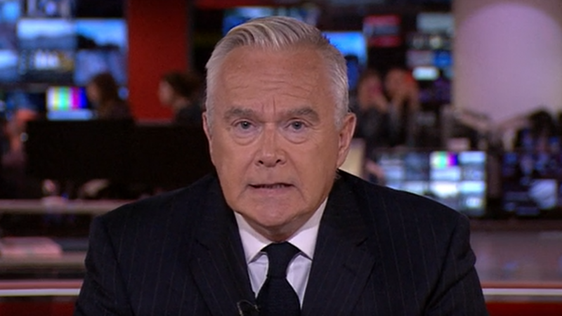 El periodista Huw Edwards informa sobre la muerte de Isabel II en la BBC