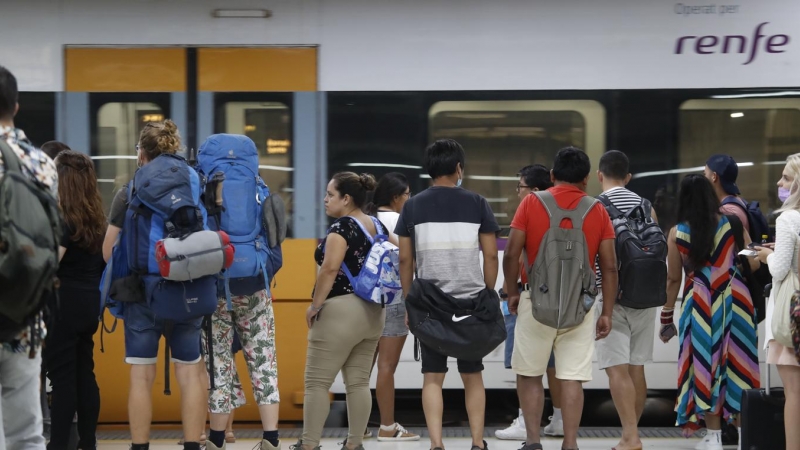 9/9/22 Los viajeros aguardan la salida de su tren en uno de los andenes de la Estación de Barcelona-Sans, a 9 de septiembre de 2022.