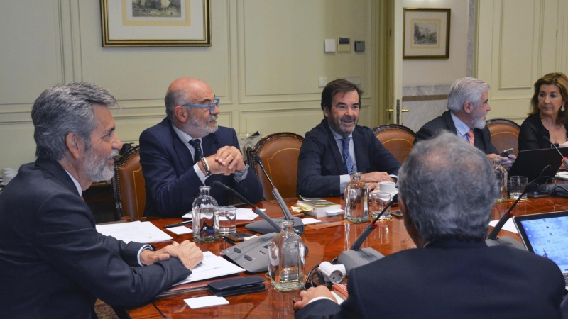 El presidente del Consejo General del Poder Judicial (CGPJ) , Carlos Lesmes (i), preside un pleno extraordinario del organismo celebrado este jueves.