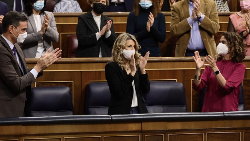 03/02/2022.- El presidente del Gobierno, Pedro Sánchez, la vicepresidenta segunda, Yolanda Díaz, y la ministra de Hacienda, María Jesús Montero, aplauden en el Congreso. Eduardo Parra / Europa Press