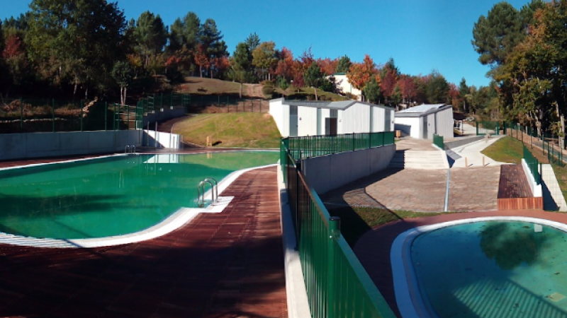 9/9/22 Las dos piscinas construidas en Bande (Ourense) con el dinero europeo destinado a recuperar el embalse de As Conchas.